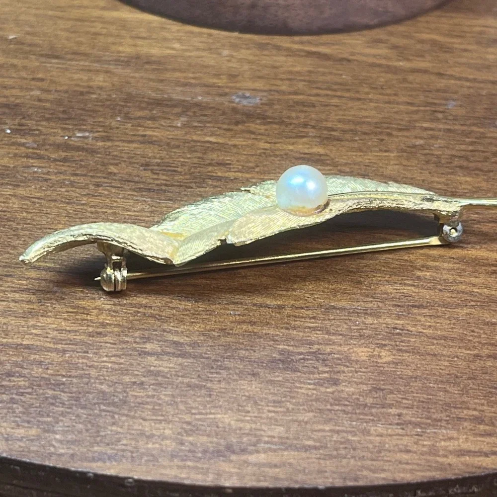 Vtg Gold Tone Feather Brooch Faux Pearl Accent Nature Inspired Lapel Pin